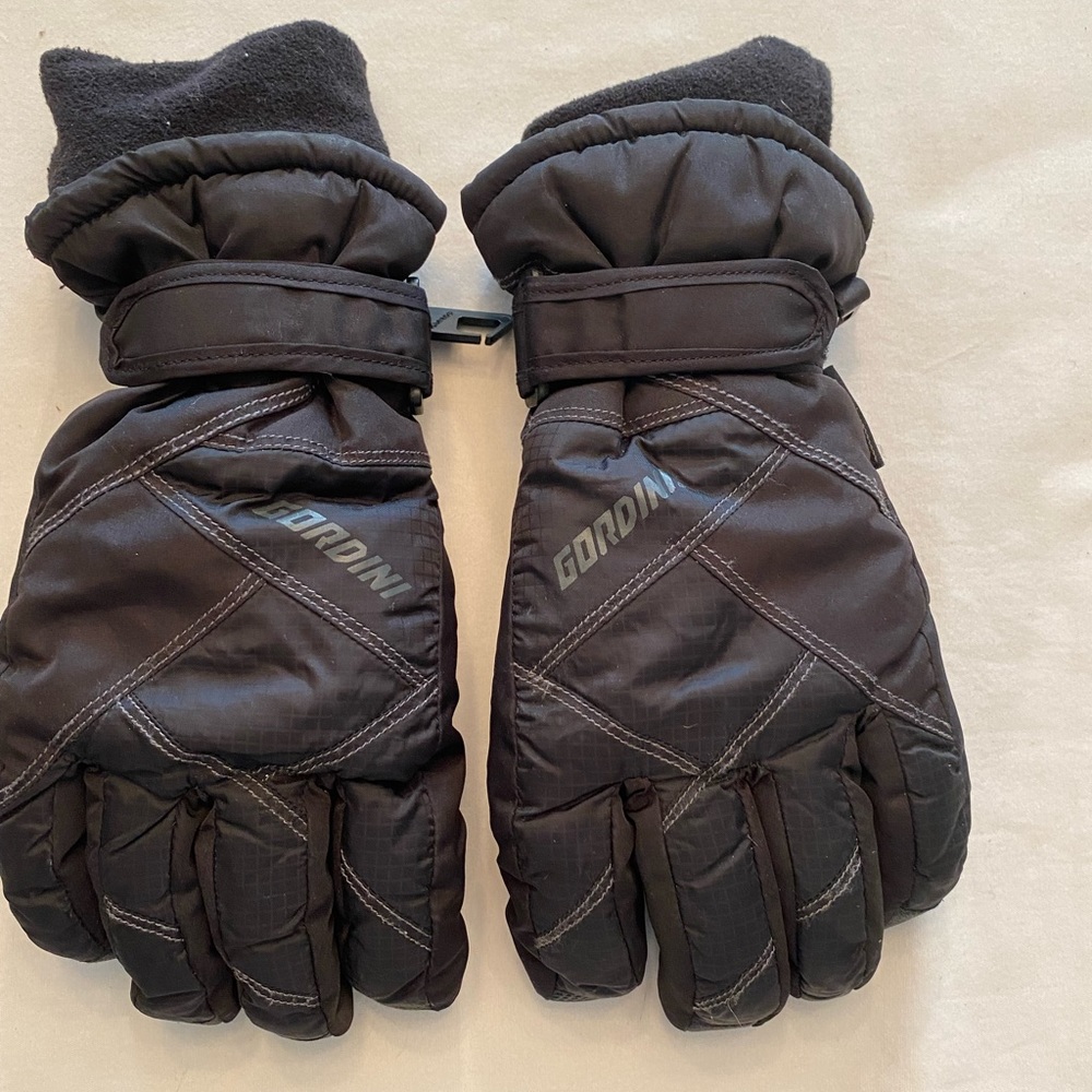 Black ski gloves
